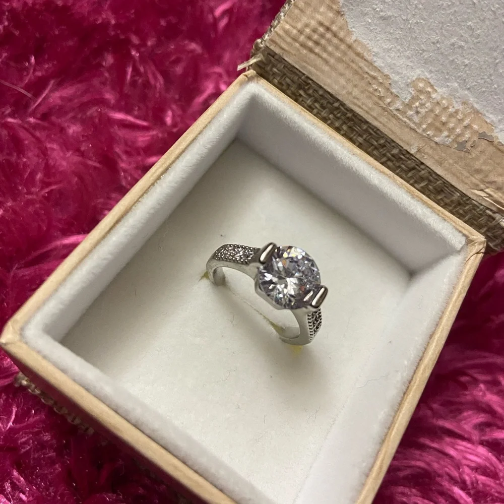*Fake* Diamond ring - Picture 3 of 9